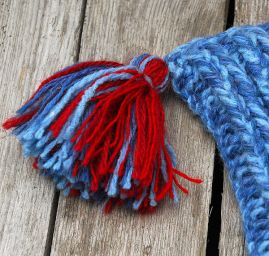 Pletená čepice Marlen „hranatka“ se střapci 