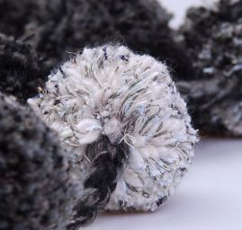 Efektní bambulková šála Marlen černošedá