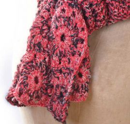 Pletená šála čepice s háčkovaným lemem červenočerná