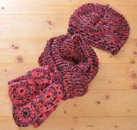 Pletená šála čepice s háčkovaným lemem červenočerná