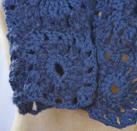 Pletená šála a čepice s háčkovaným lemem modrá