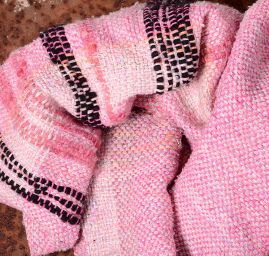 Ručně tkaný pléd v barvě růžového melíru