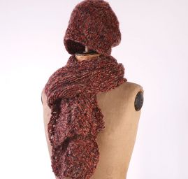 Pletená šála a čepice s háčkovaným lemem červenohnědá