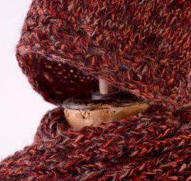 Pletená šála a čepice s háčkovaným lemem červenohnědá