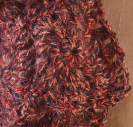 Pletená šála a čepice s háčkovaným lemem červenohnědá