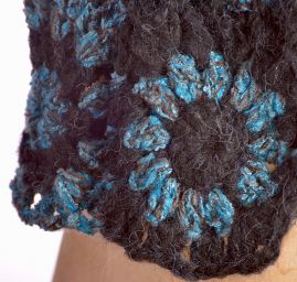 Pletená šála čepice s háčkovaným lemem tyrkysová