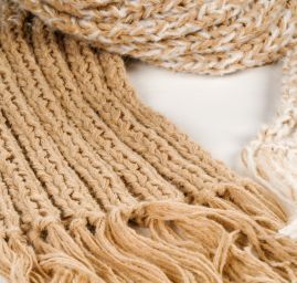 Ručně pletená sada čepice šála béžová lomená bílá