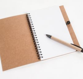 DÁREK - Kroužkový notýsek s propiskou