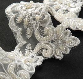 Krajka lem slonová kost korálky/perličky