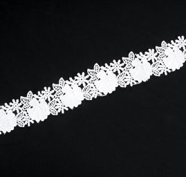 Krajka hrubá romantický vzor bílá
