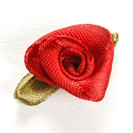 Růžička saténová s lístkem vínová/zelená