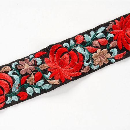 Vyšívaná stuha šantung květy světle červené 