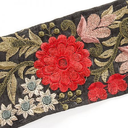 Vyšívaná stuha šantung olivové listy červený květ