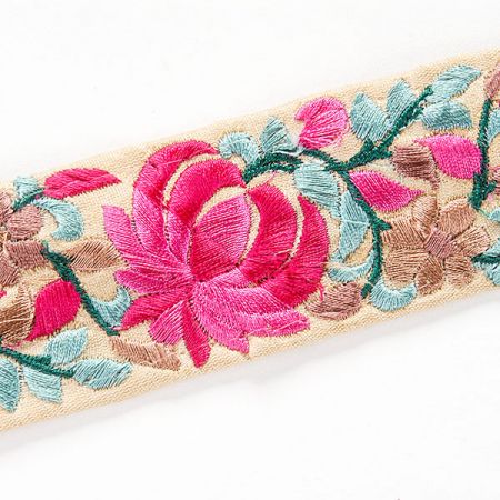 Vyšívaná stuha šantung sytě růžová