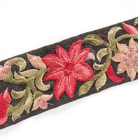 Vyšívaná stuha šantung 4cm vínový  květ