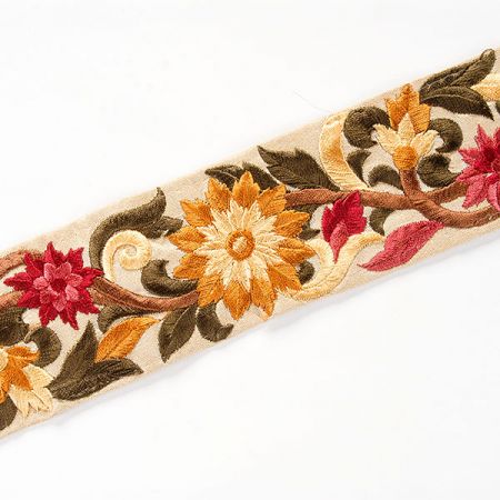 Vyšívaná stuha šantung květy hnědožluté