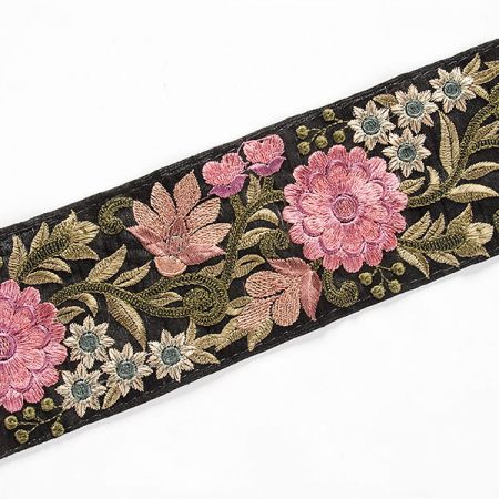 VVyšívaná stuha šantung široká světle růžová