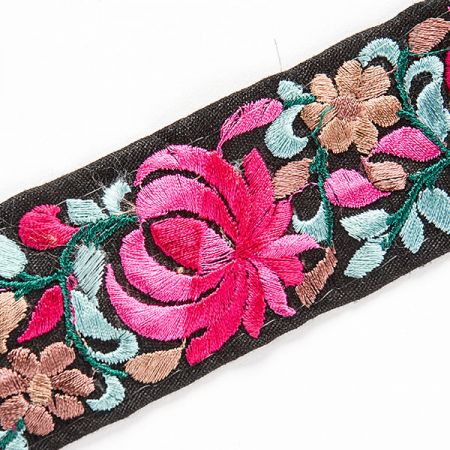 Vyšívaná stuha šantung 4cm fuchsiový květ