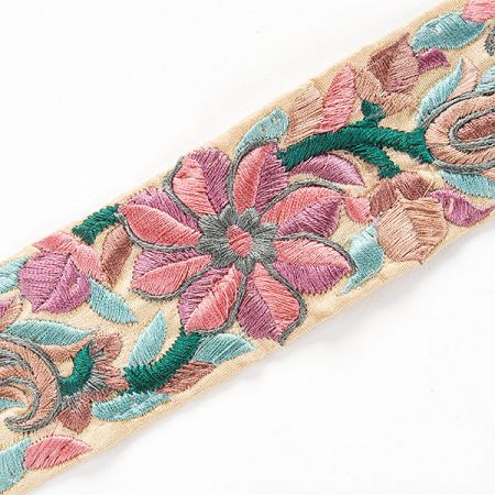 Vyšívaná stuha šantung růžovošedý květ