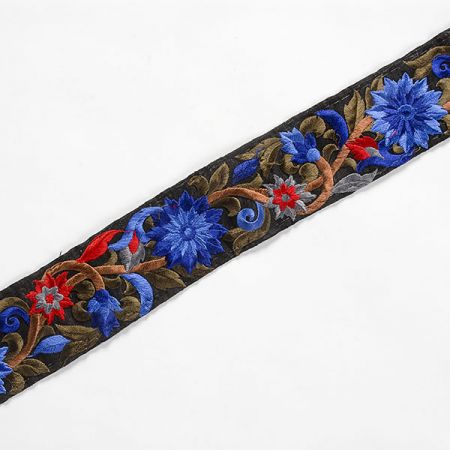 Vyšívaná stuha větší květy modré