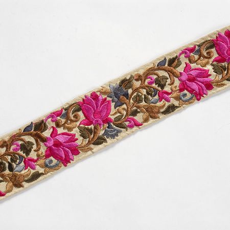 Vyšívaná stuha šantung květy zářivě růžové