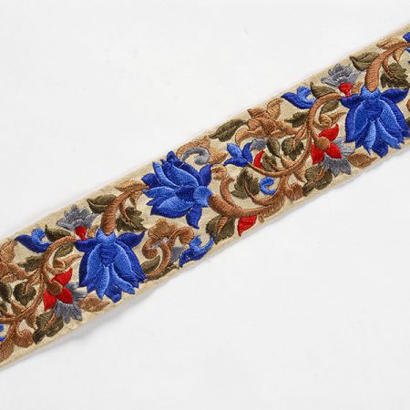 Vyšíévaná stuha šantung květy jasně modré barvy