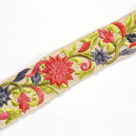 Vyšívaná stuha šantung širší květy světle červené