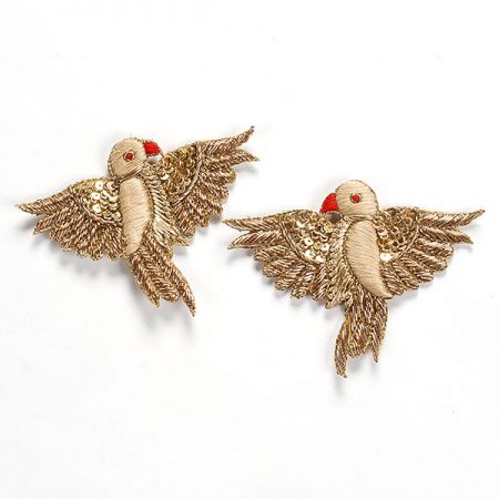 Zvířecí aplikace barevní papoušci světle béžové barvy