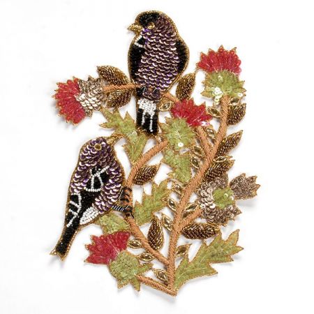 Aplikace ptáčci fialovozlaté barvy na keři