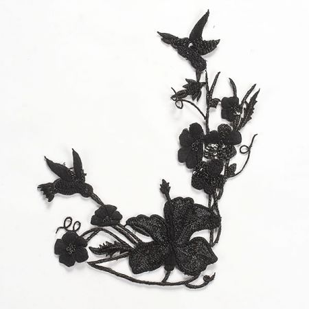 Květinová aplikace květy s ptáčky černé barvy