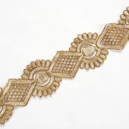 Krajková kovová stuha ornamentální vzor zlatá