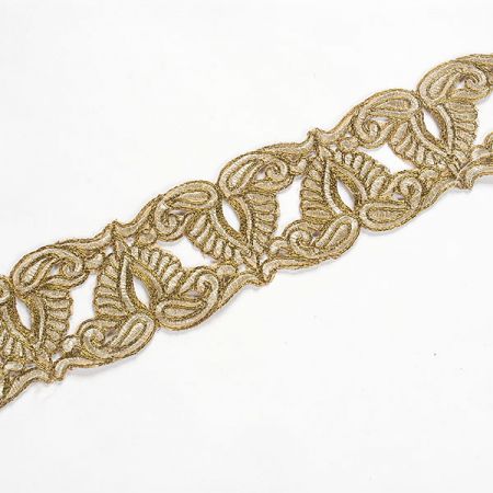 Krajková kovová stuha ornamentální motiv