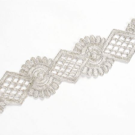 Krajková kovová stuha ornamentální vzor stříbrná