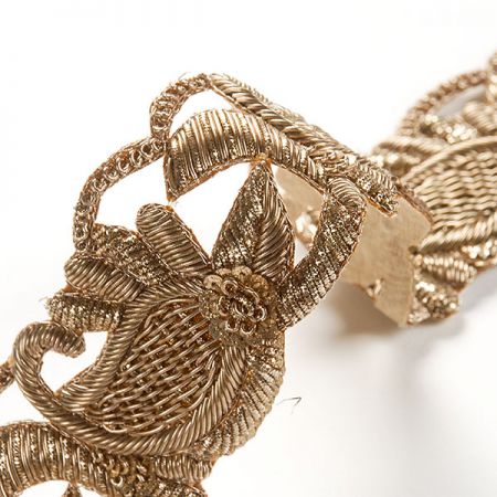 Krajková kovová stuha s flitry paisely ornament