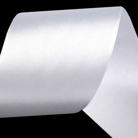 Atlasová stuha šíře 66 mm oboulíc bílá