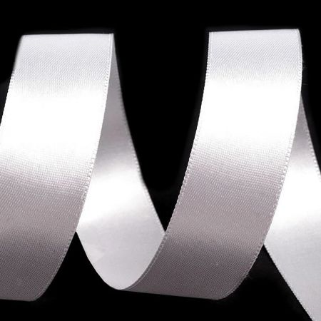 Atlasová stuha šíře 20 mm oboulíc bílá