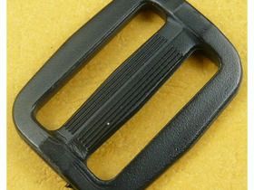 Přezka průvlek šíře 38-40 mm plast černá