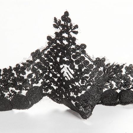 Krajka lem výšivka na tylu drobné květy černá
