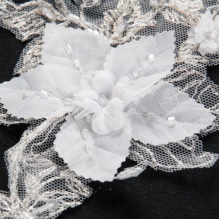 Krajková aplikace velký květ bílá/stříbrná