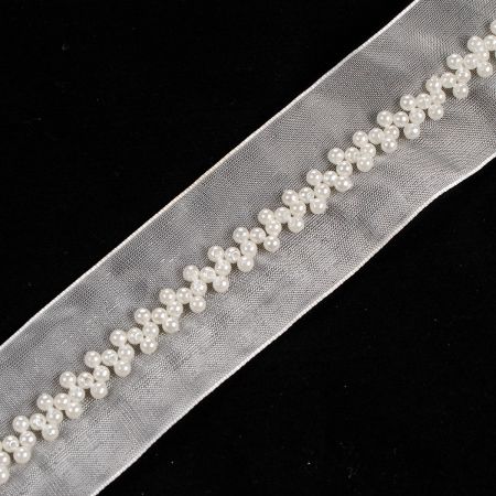 Stuha s výšivkou perliček lomená bílá