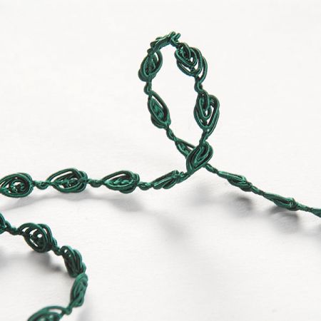 Oděvní prýmek kapka zelené barvy