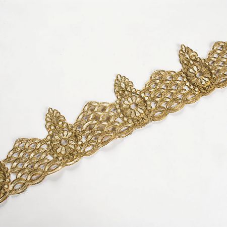 Krajková kovová stuha ornamentální vzor
