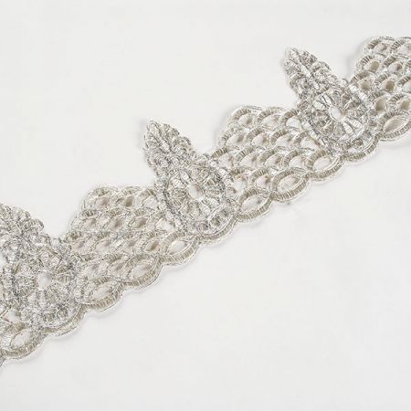 Krajkován kovová stuha ornamentální vzor stříbrná