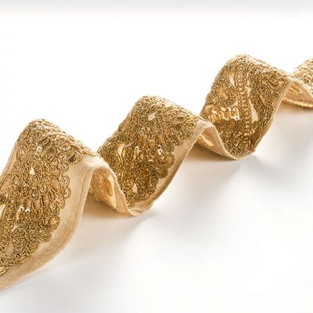 Krajková kovová stuha vějířový vzor 