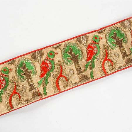 Stuha vyšívaná na šantungu ptáci červená