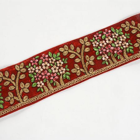 Porta vyšívaná na šantungu drobné květy vínová