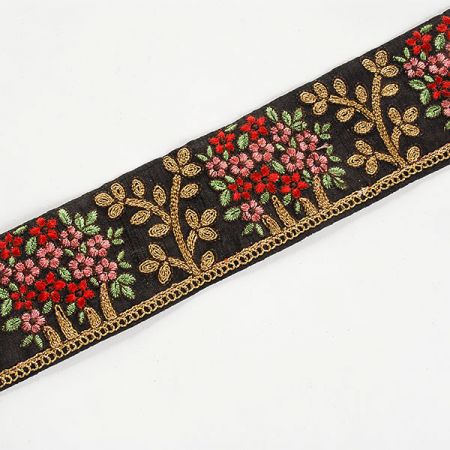 Porta vyšívaná na šantungu drobné květy černá