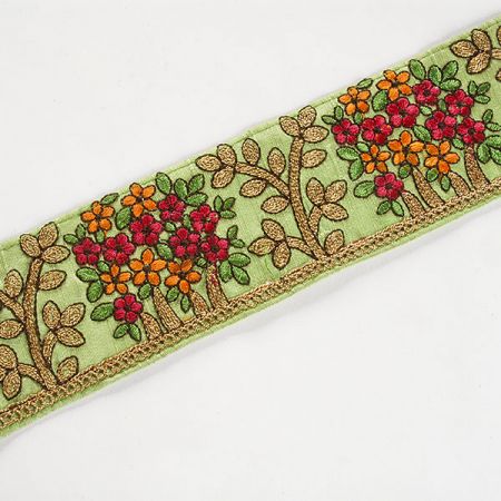 Porta vyšívaná na šantungu drobné květy zelená