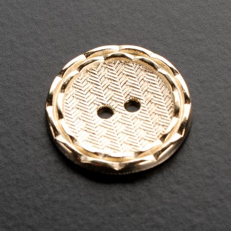 Knoflík kov zdobný zlaté barvy 36"