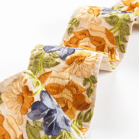 Vyšívaná stuha šantung širší květy žluté/modré